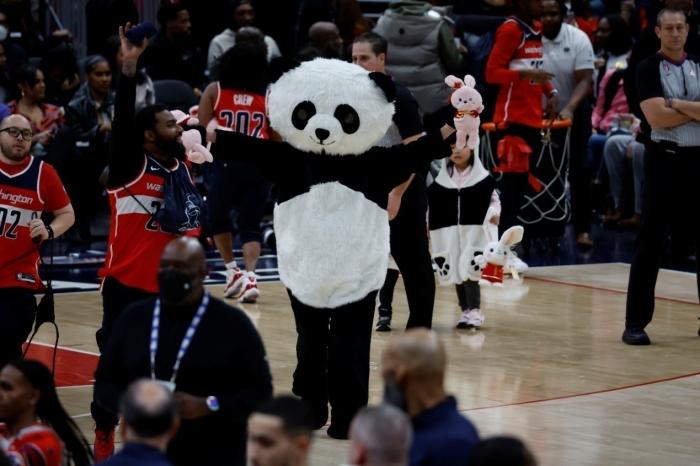 驻美使馆外交官子弟扮演的熊猫吉祥物登台亮相