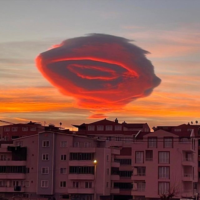 酷似UFO飞碟 土耳其布尔萨上空出现神秘云朵