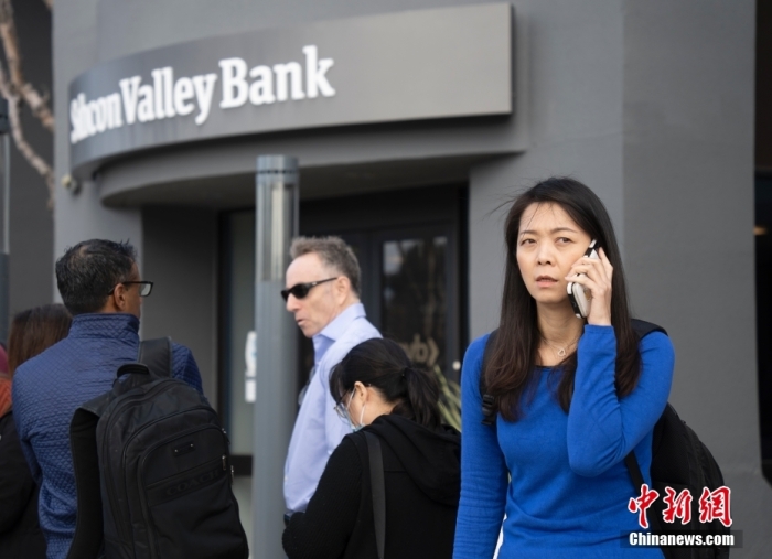 当地时间3月13日，客户在美国加州圣克拉拉市硅谷银行总部门前排队等候办理业务 ...