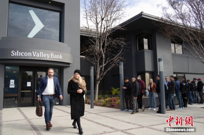 当地时间3月13日，客户在美国加州圣克拉拉市硅谷银行总部门前排队等候办理业务 ...
