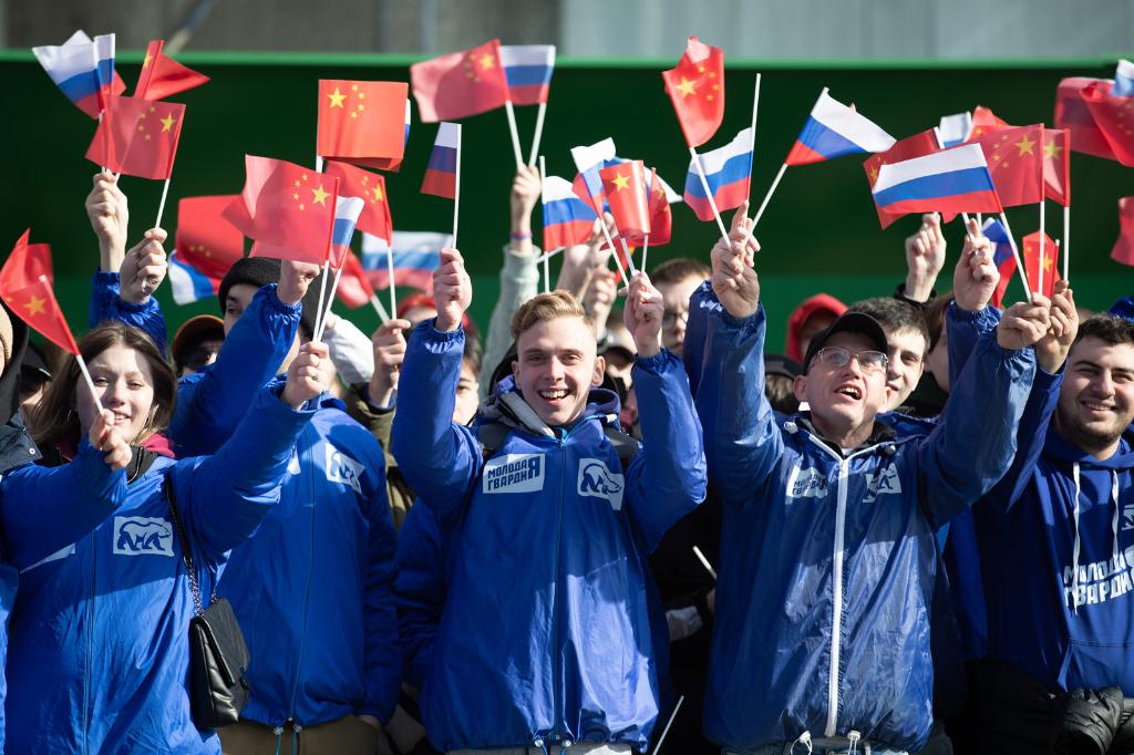 在中国领导人下榻酒店附近，众多俄罗斯青年和中国留学生、中企员工、华侨华人热情挥舞着两国国旗。“热烈欢 ...