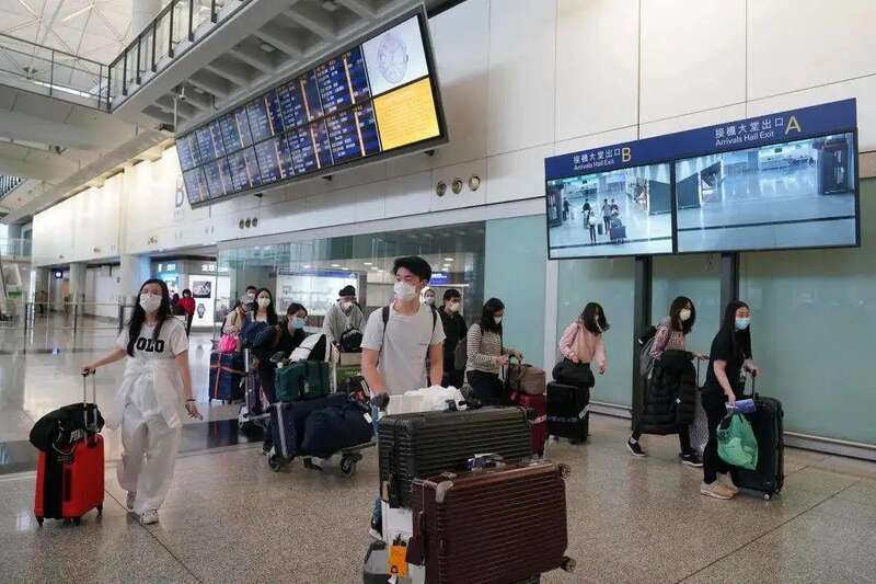 众多留学生搭乘英国伦敦飞香港的航班抵达香港国际机场
