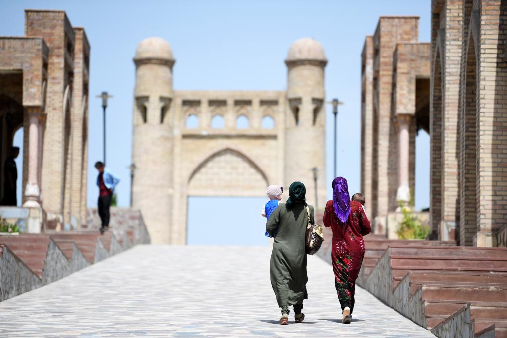 在塔吉克斯坦首都杜尚别以西的吉萨尔，人们参观吉萨尔城堡