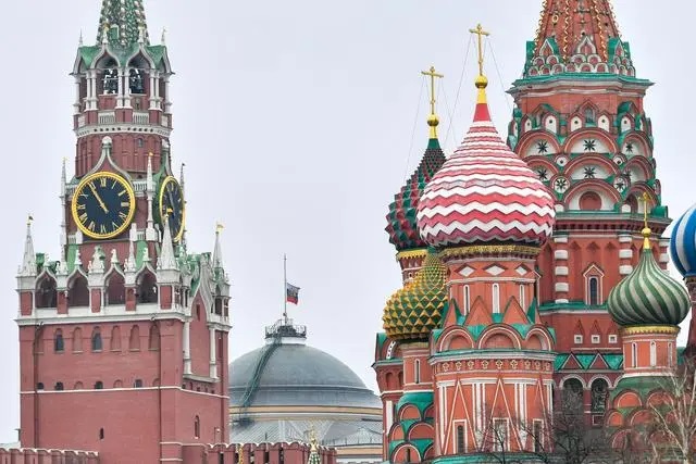 在俄罗斯莫斯科拍摄的降半旗的克里姆林宫